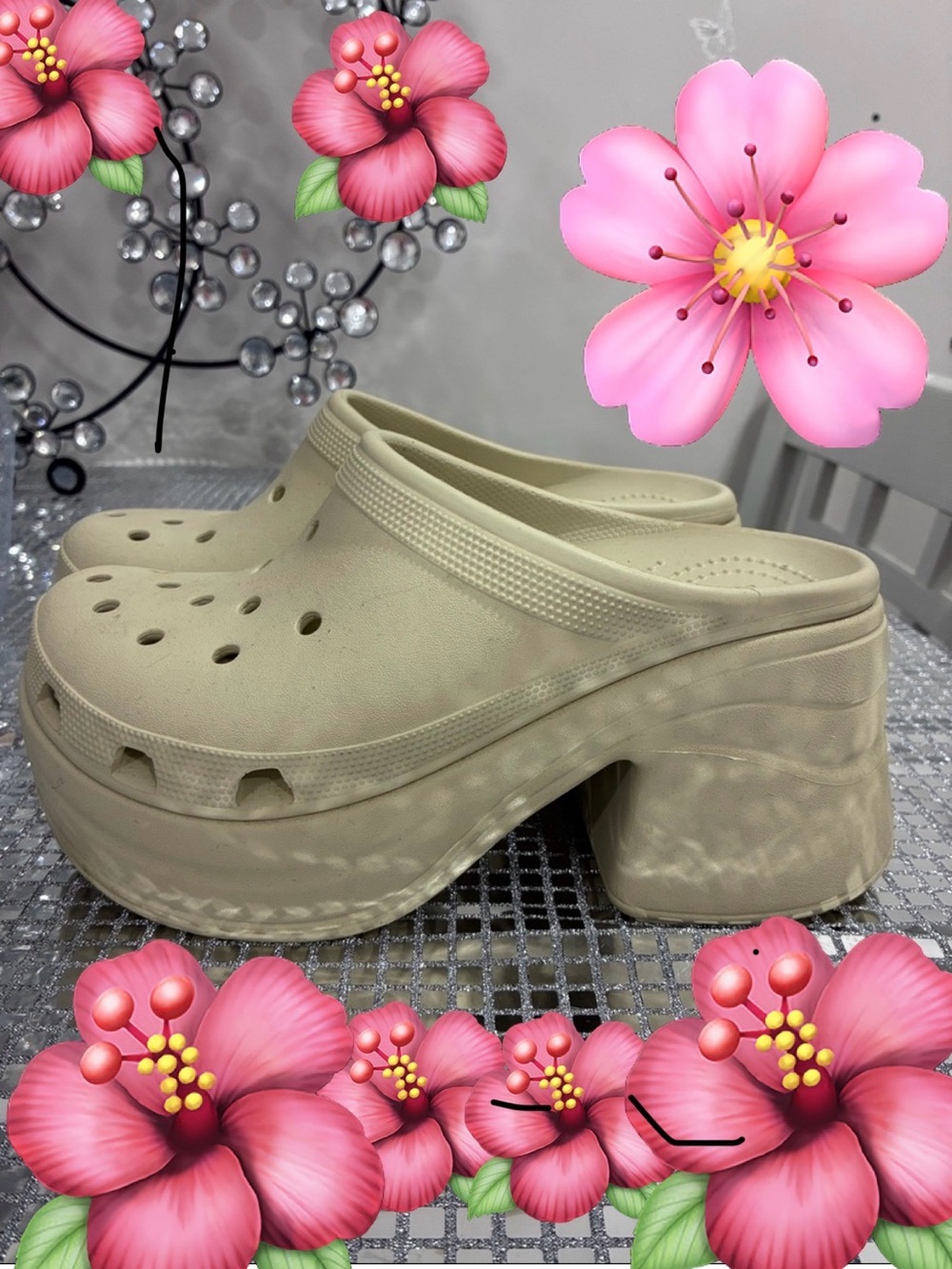 CROCS women Slip-On Clogs in Cream
